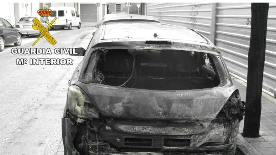 Imagen del coche calcinado en la calle Pedro Aragonés.