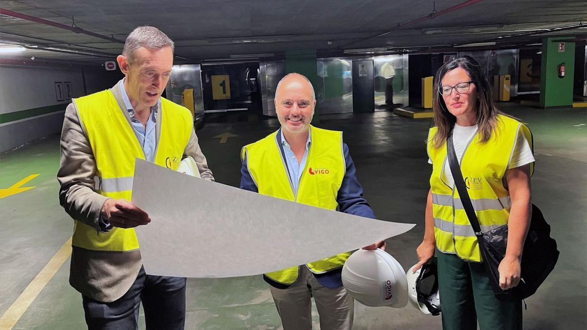 José Ramón Torres, David Regades e Inés González, con los planos del nuevo estacionamiento.