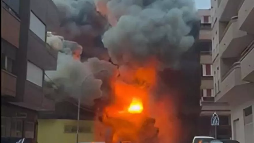 Un espectacular incendio sin heridos calcina el aparcamiento de un supermercado y un gimnasio en el centro de Albatera