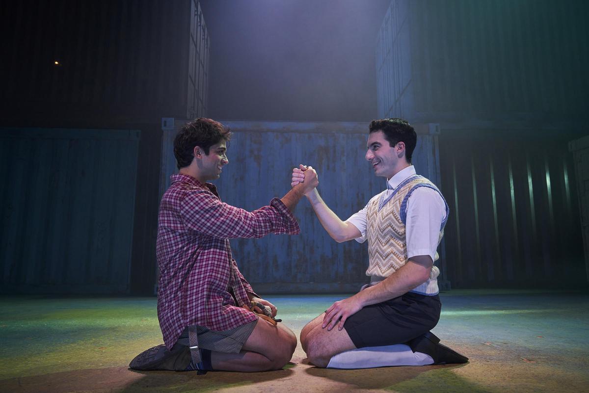 Albert Salazar (Mickey) y Roc Bernadí (Eddie), los hermanos del título Germans de sang en el espectáculo.