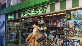 Neus Aguiló, de la juguetería La Industrial de Palma: "Hay mucha diferencia entre que nos quieran y nos vengan a comprar"