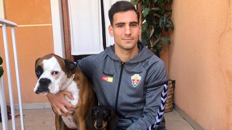 Dani Calvo, junto a sus dos perros en su domicilio