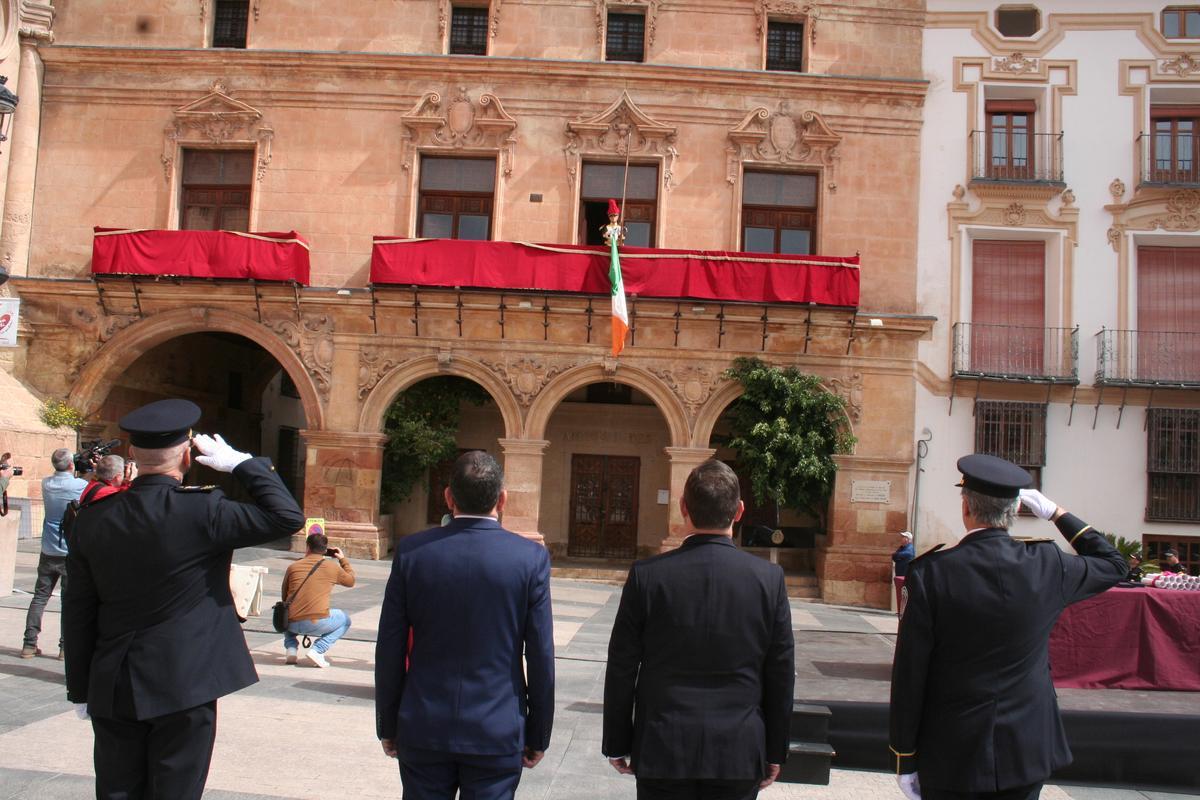 La bandera de Irlanda se izaba en el balcón principal de las Salas Capitulares de la antigua colegial de San Patricio.