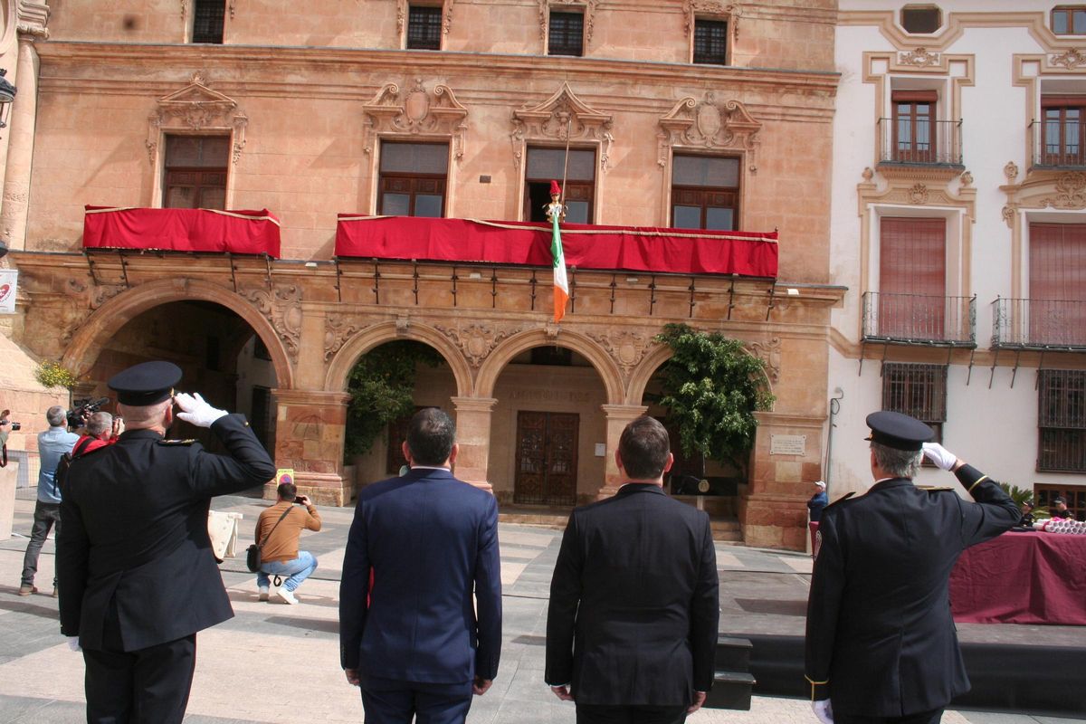 La bandera de Irlanda se izaba en el balcón principal de las Salas Capitulares de la antigua colegial de San Patricio.