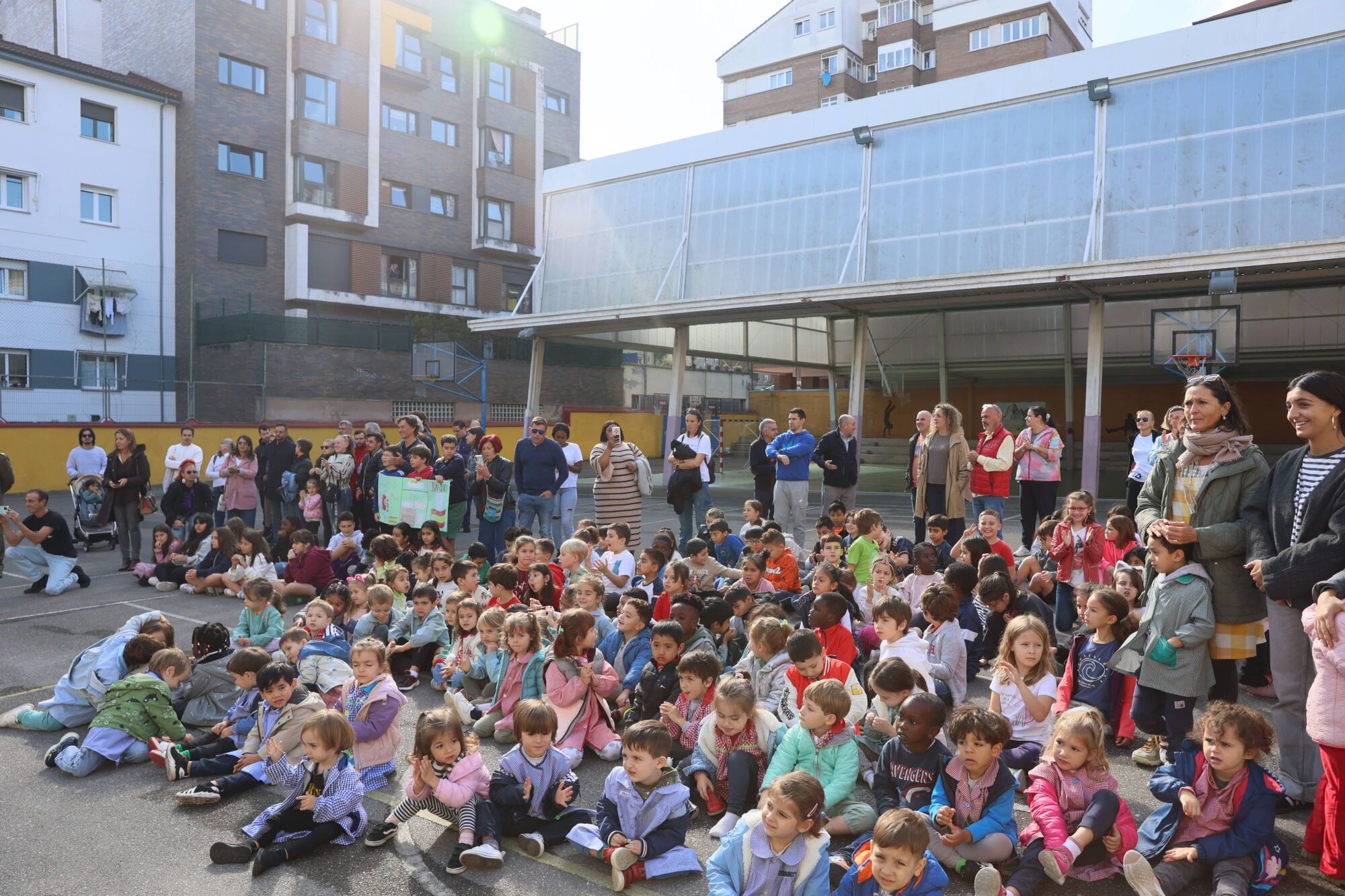 Escuelas Blancas. Acto de izado de la bandera con asistencia del delegado de Defensa y representantes de la Guardia Civil, la Policía Nacional y la Municipal, entre otros