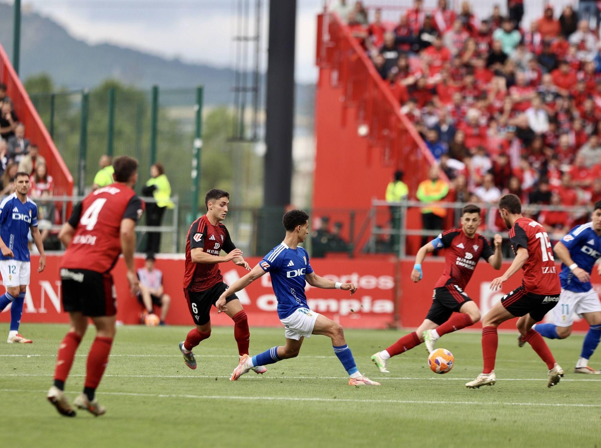 EN IMÁGENES: Ambientazo en el primer partido de la final por el ascenso a Primero entre Mirandés y Real Oviedo
