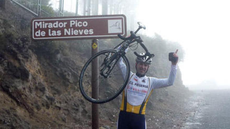 David Santiago Clemente alza la bicicleta a su llegada al Pico. i JUDITH ALONSO