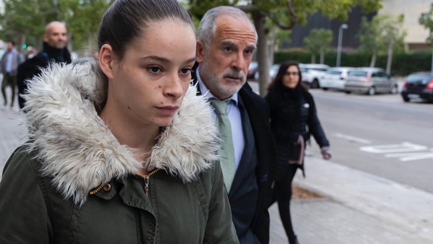 La joven que sufrió los abusos del ex de Oltra espera que &quot;se haga justicia&quot;