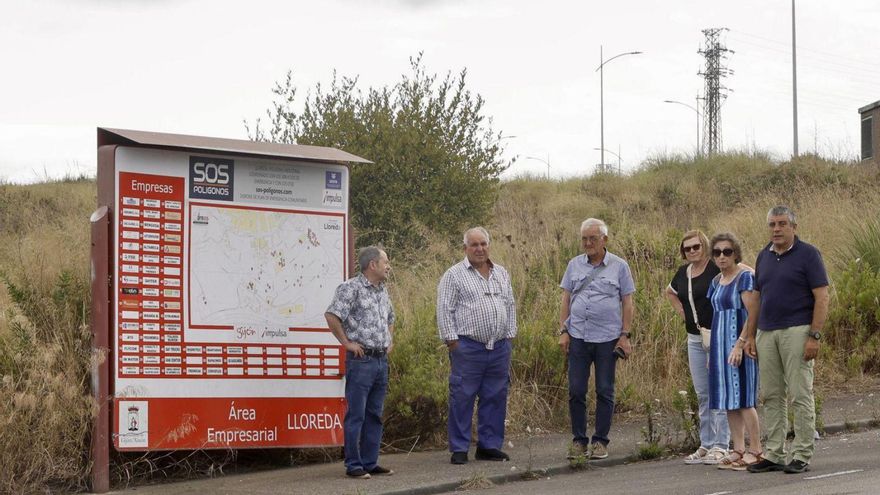 Por la izquierda, José Víctor López, Francisco González, Juan José Jiménez, Irina Kozhushko, Aurora Peñalosa y José Luis Fernández, junto al área empresarial del Polígono de Lloreda. | MARCOS LEÓN