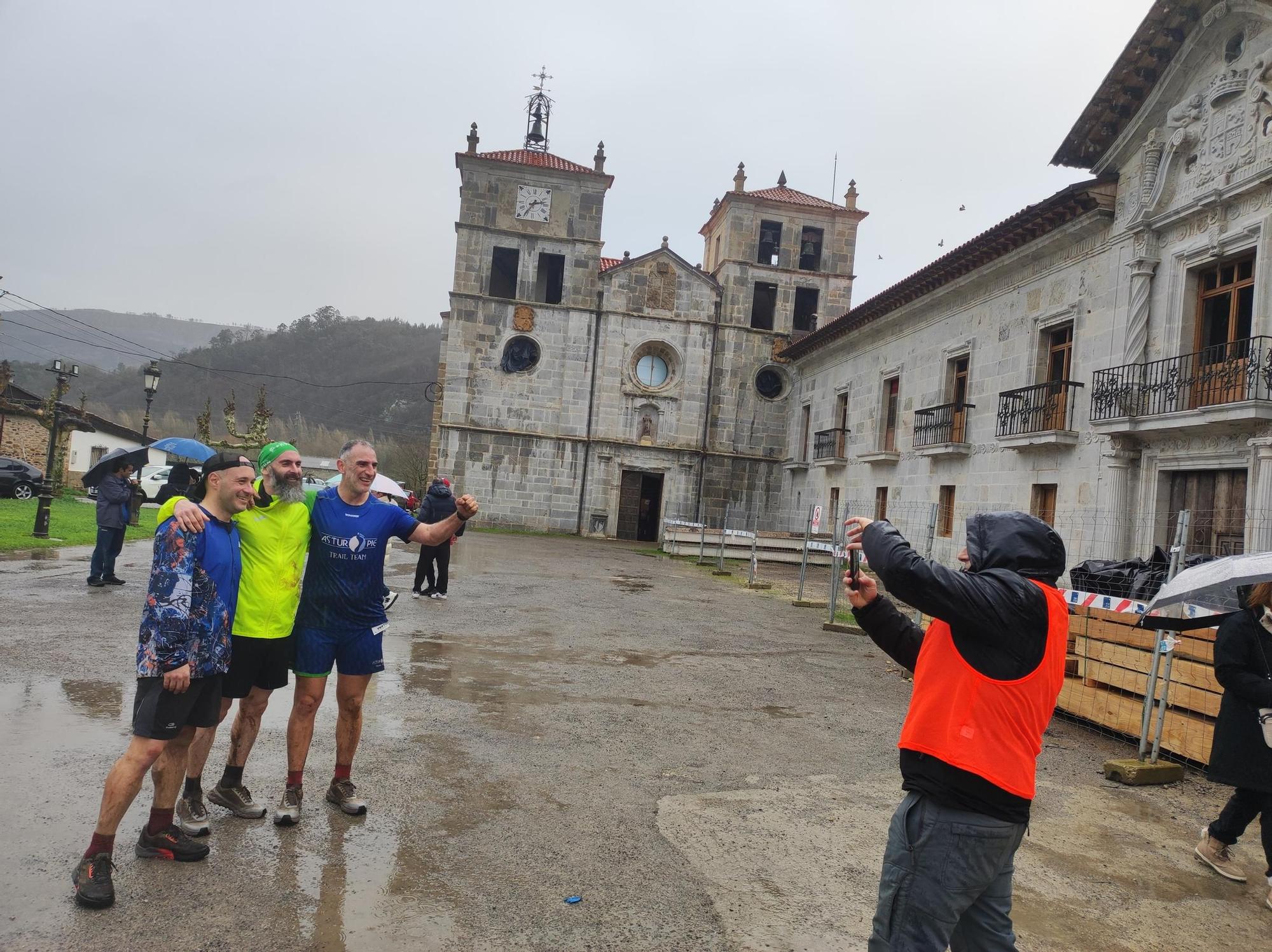 En imágenes: Así fue la cuerta edición de Las Traviesas, con meta en el icónico monasterio de Cornellana