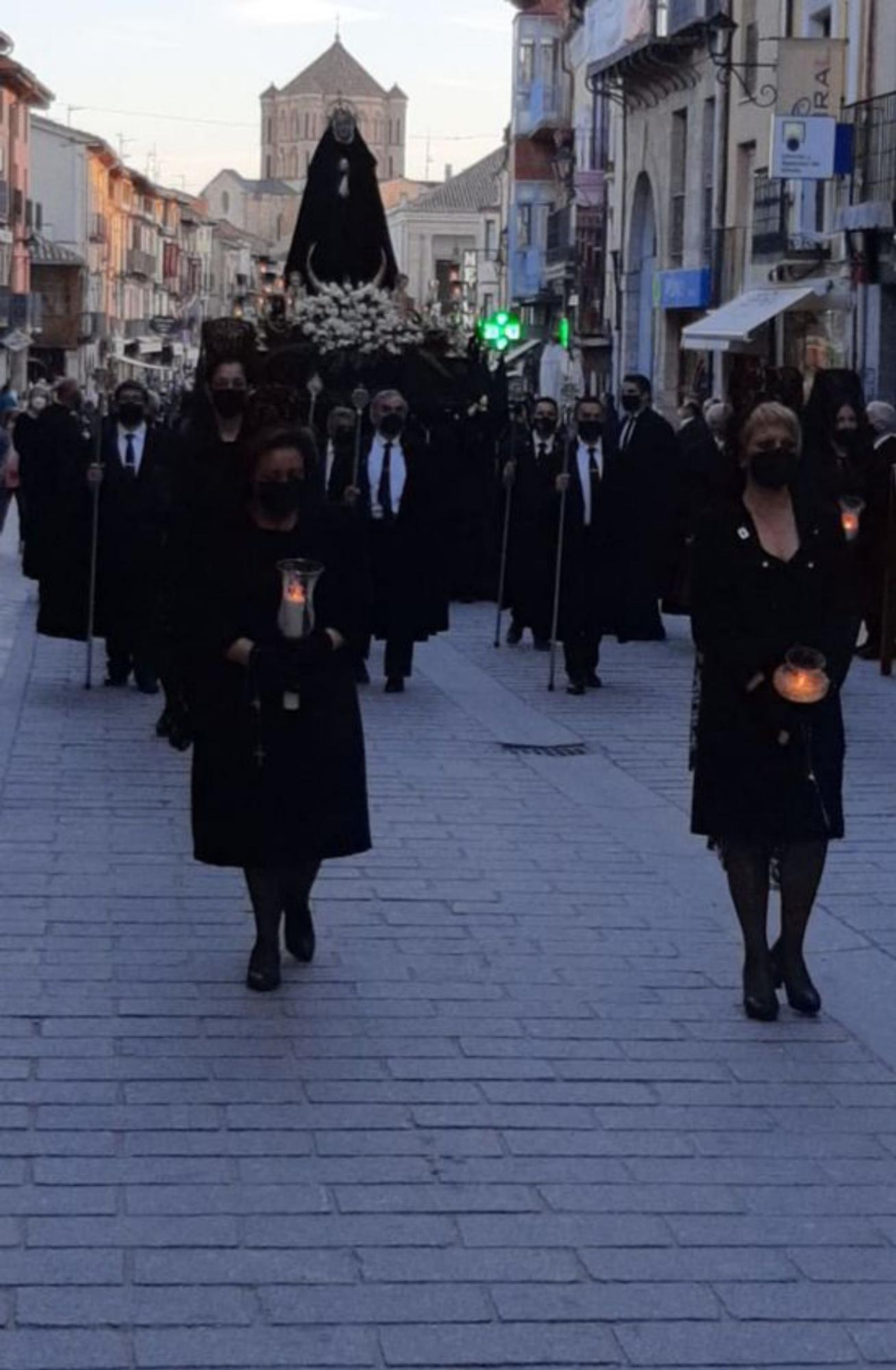 Los toresanos consuelan a la madre de Jesús