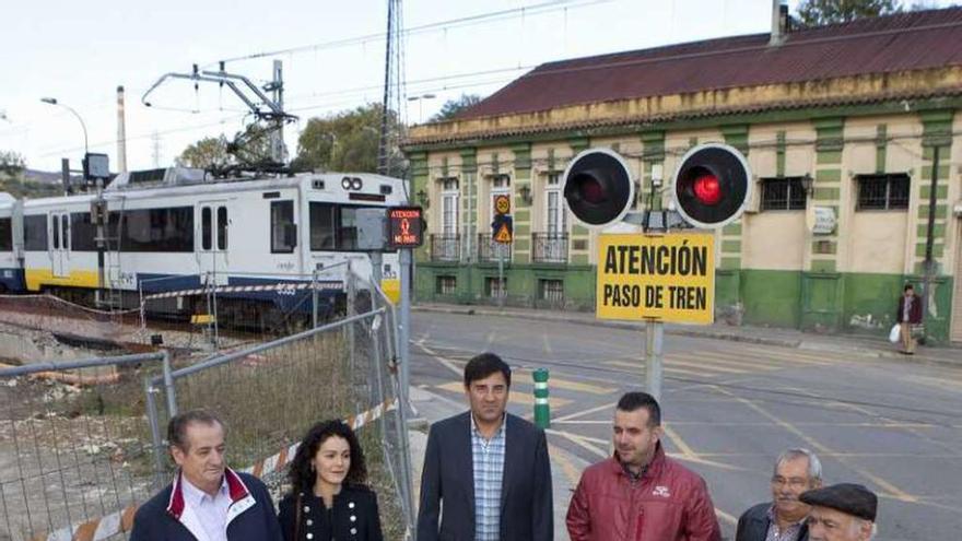 Nicanor García y Nerea Forcelledo, junto a los representantes de la plataforma del soterramiento, ayer, en Langreo Centro.