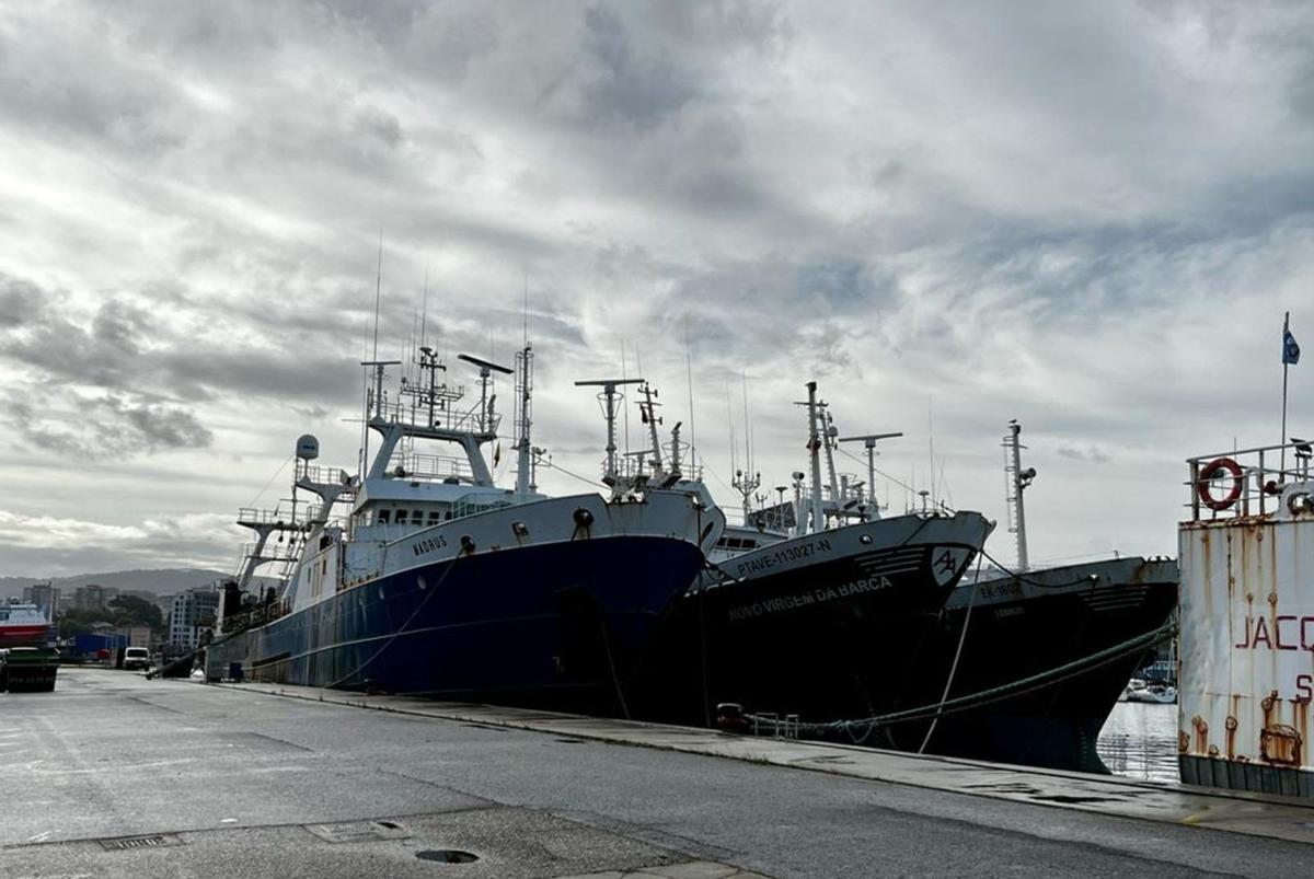 El “Madrus”, “Novo Virgem da Barca” y
 “Lennuk”, abarloados ayer en Bouzas. | // L.G.