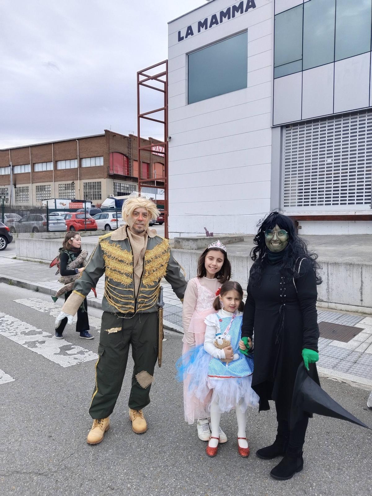 Los desfiles de Antroxu en Nuevo Roces y El Coto, en imágenes