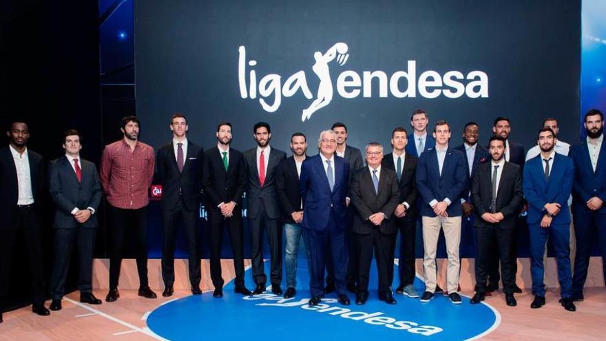 Francisco Roca y José Bogas, en el centro, en primera fila, con las estrellas de la Liga de baloncesto.