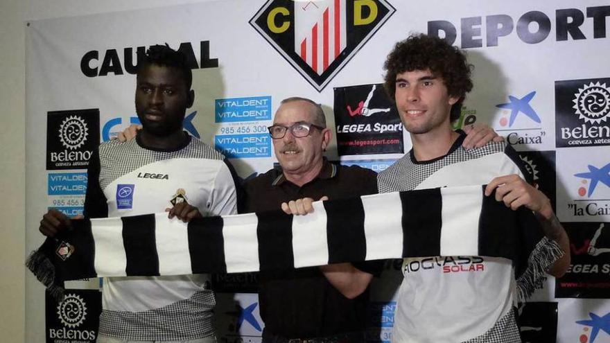 Beto, a la izquierda, y Colo, a la derecha, junto a Benedicto Pol, vicepresidente del Caudal.