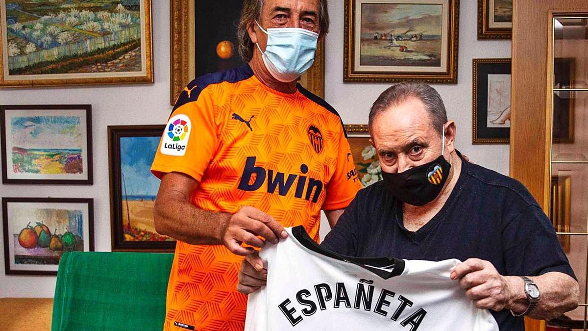 Ricardo Arias y Espanyeta,
hace diez días, con
la camiseta con la que
hoy será enterrado.  Valencia cf