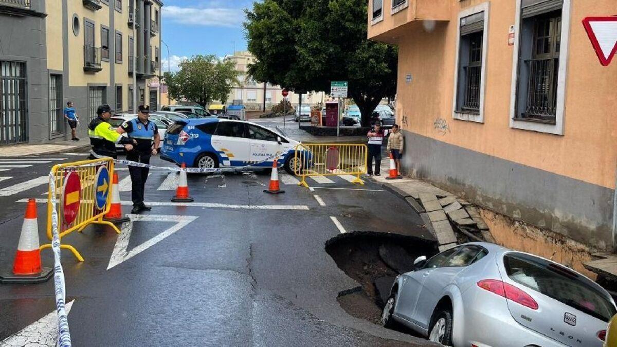 Vehículo queda atrapado en un socavón en La Laguna.