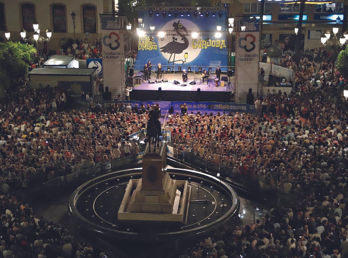 El cantaor José Mercé, en una abarrotada plaza de las Tendillas, durante una edición de la Noche Blanca del Flamenco.