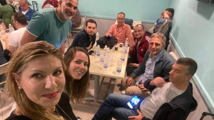 Begoña Fernández Costales, en primer término, con el resto de miembros de la misión comercial detrás. |