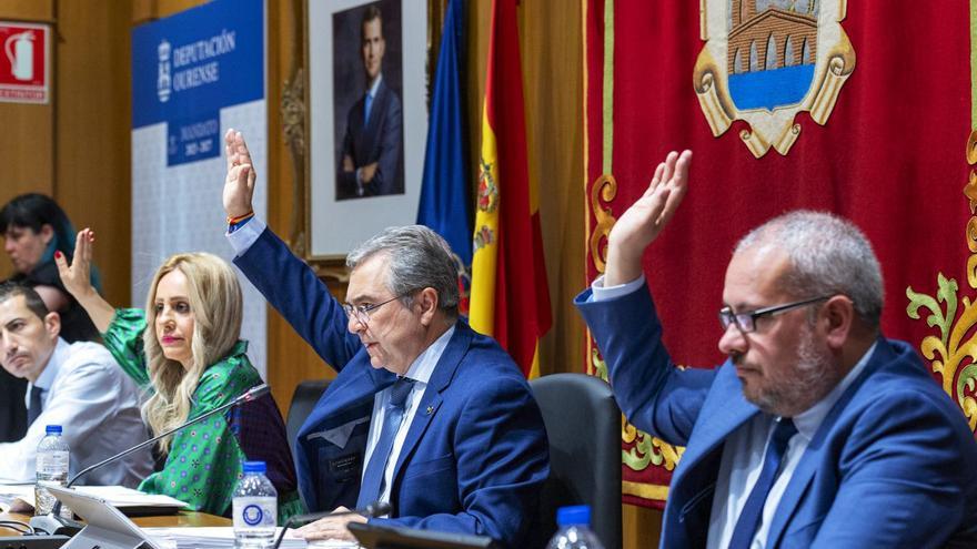 Marta Nóvoa, Luis Menor y César Fernández, votando en un punto en el pleno de ayer. |   // FDV