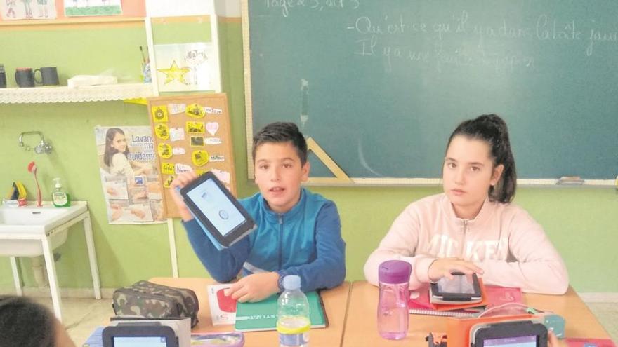 Los alumnos del colegio La Cruz trabajan conectados