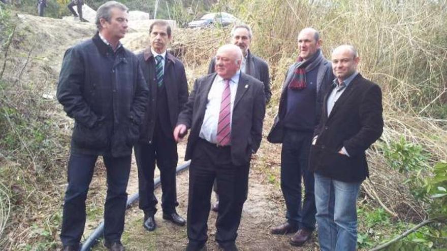 Manuel G. Juanatey, director de infraestructuras de la Diputación, Francisco Marín, Tourís, Louzán,  el alcalde José Costa y el teniente alcalde Pablo Castillo, en Casteláns. // D.P.