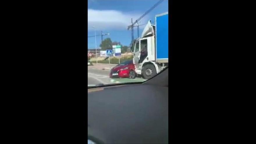 Un camión arrastra a un coche varios metros en La Cala de Mijas