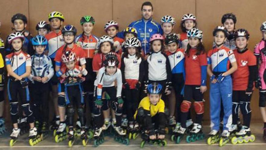 Patxi Peula, en el centro, con los niños coruñeses a los que entrenó durante el fin de semana.