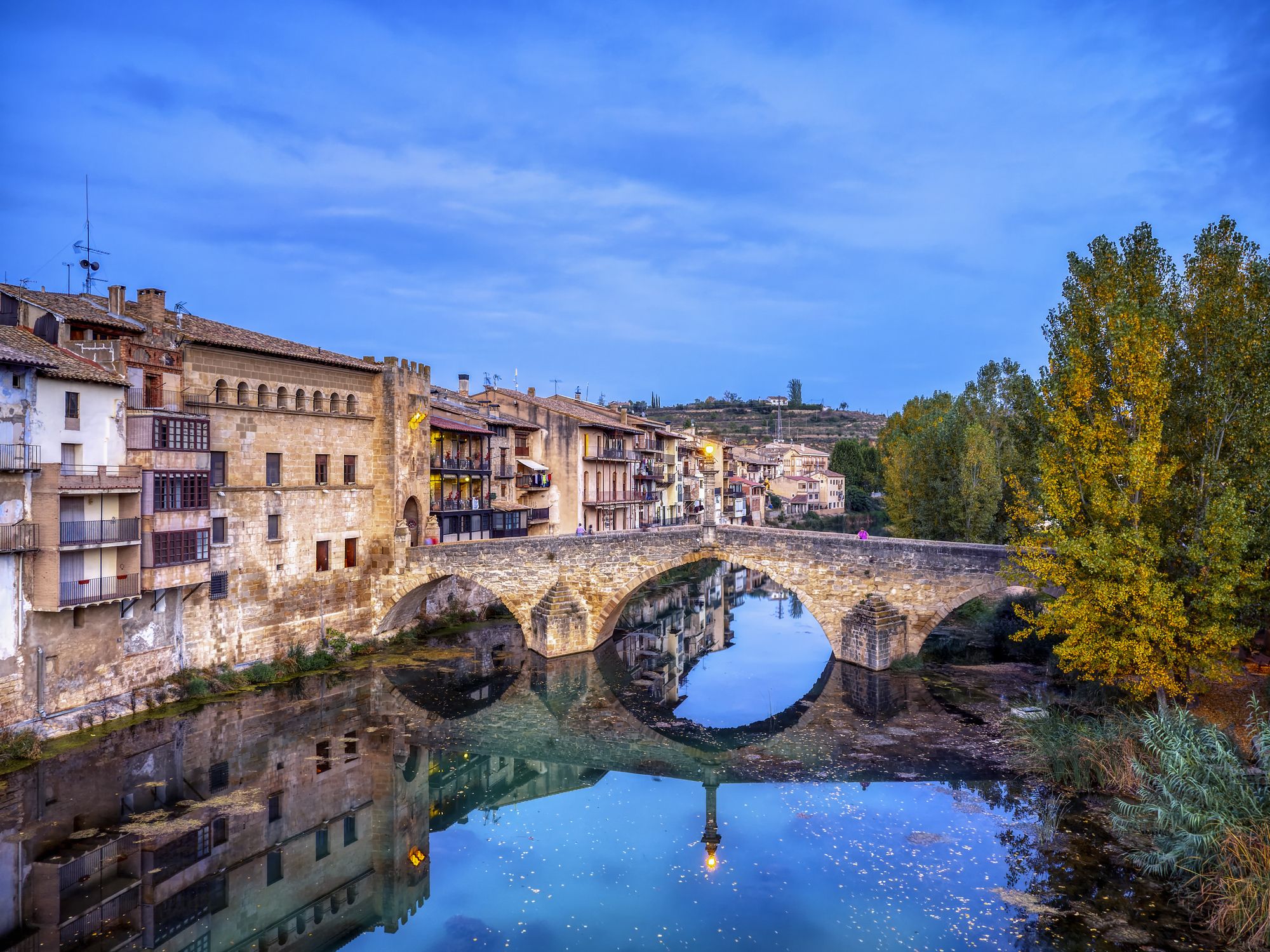 El puente medieval de Valderrobres sobre el río Matarraña