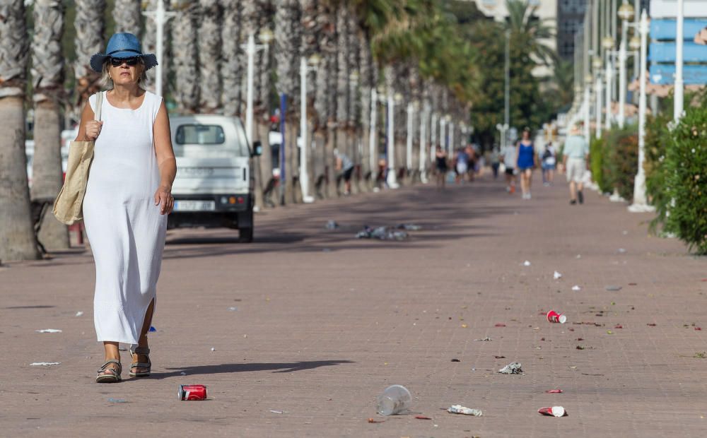 Las calles de Alicante se recuperan poco a poco de las fiestas