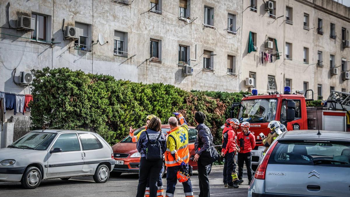 Bombers, SEM y Protecció Civil ante la parte trasera del edificio derrumbado de Badalona