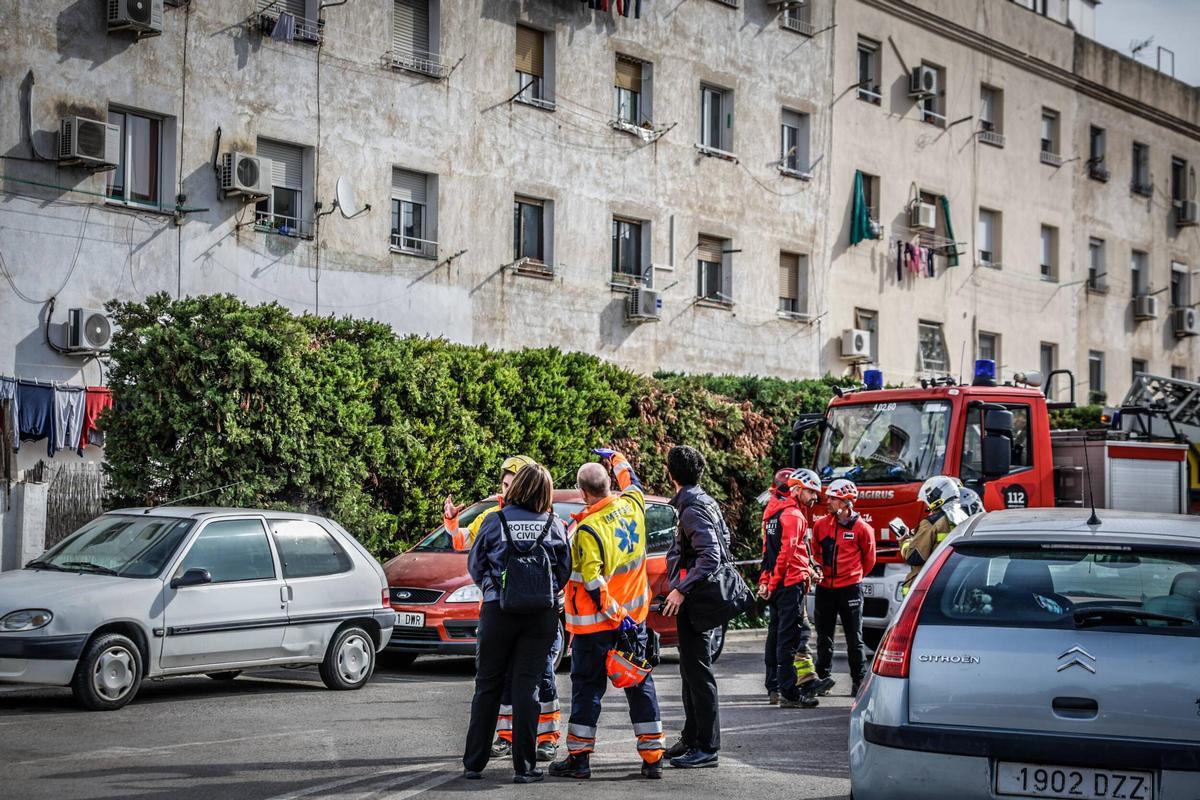 Bombers, SEM y Protecció Civil ante la parte trasera del edificio derrumbado de Badalona