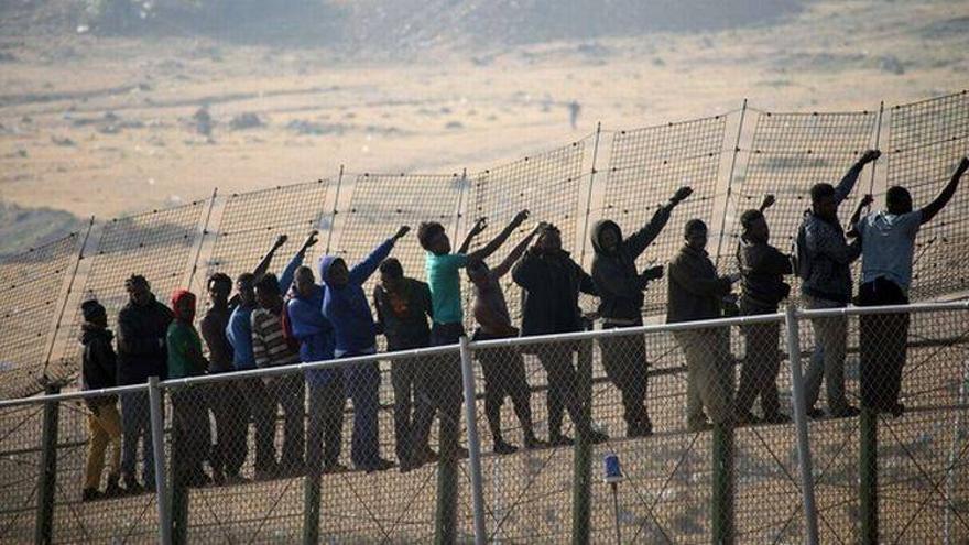 Un millar de inmigrantes susbsaharianos intentan sin éxito saltar la valla de Melilla