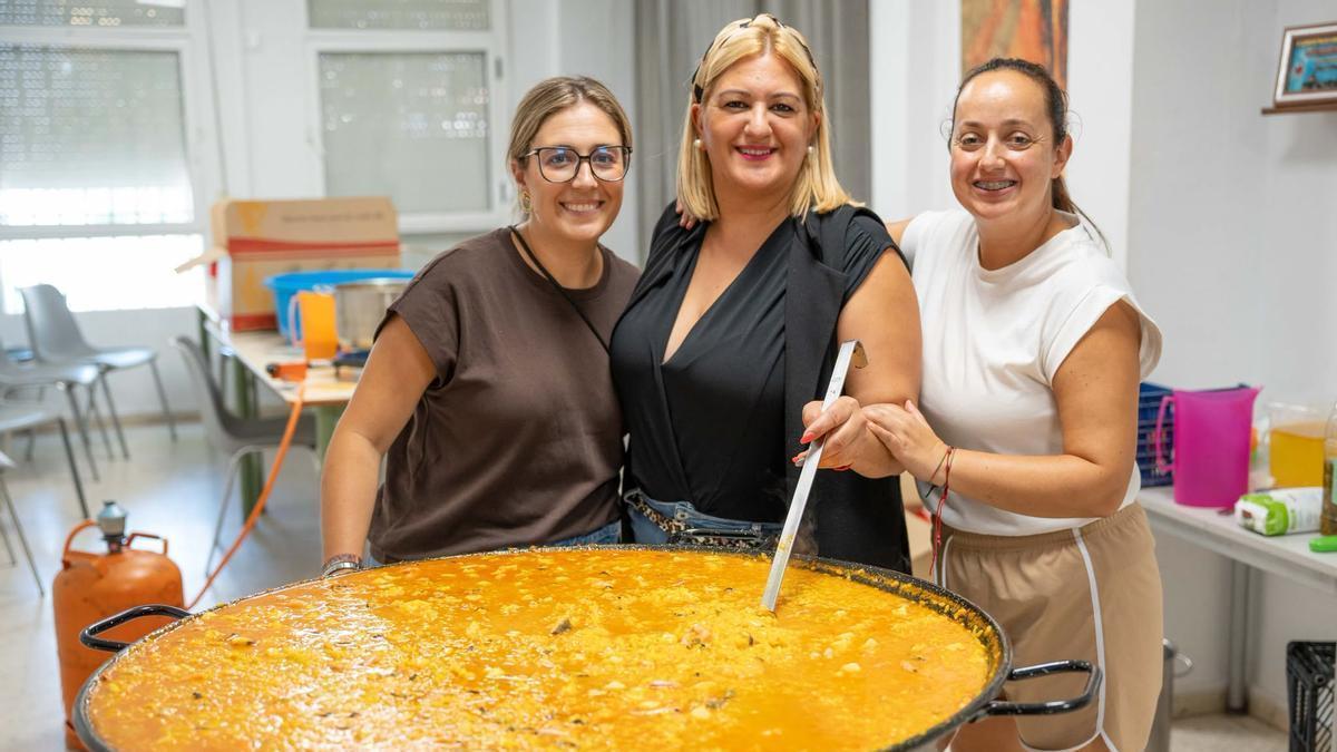 Los mayores de Nueva Ciudad disfrutan de una jornada gastronómica y de convivencia dentro de su Semana Cultural.