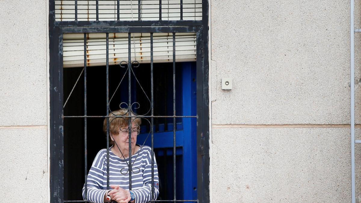 Una mujer aguarda confinada en su casa de la playa de Los Locos de Torrevieja (Alicante) , donde a partir del lunes se iniciciará la fase 1 de desescalada .