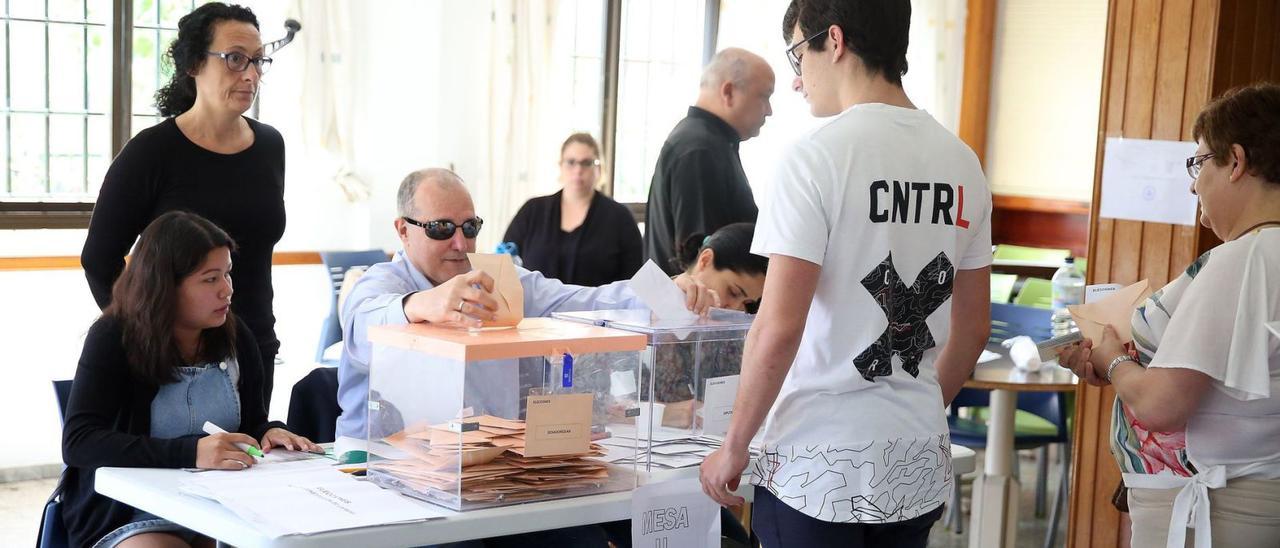 Una mesa de votación en Santa Cruz de Tenerife en las últimas elecciones autonómicas de 2019.