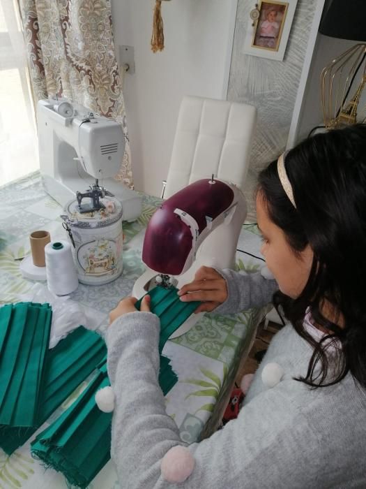 Mujeres de Sedaví que cosen mascarillas en sus casas.