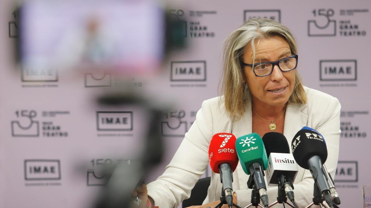 La presidenta del Imdeco, Isabel Albás, durante una rueda de prensa.