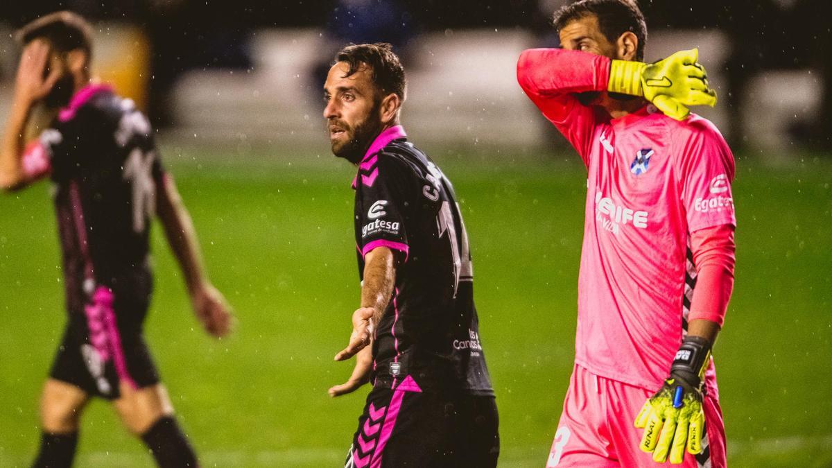 Un momento del encuentro entre el Rayo Vallecano y el CD Tenerife.