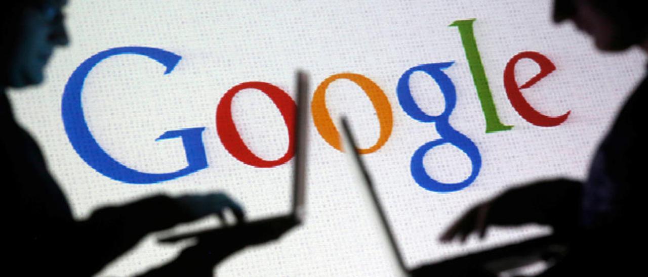 Dos personas trabajan en sus portátiles en Google. // Reuters