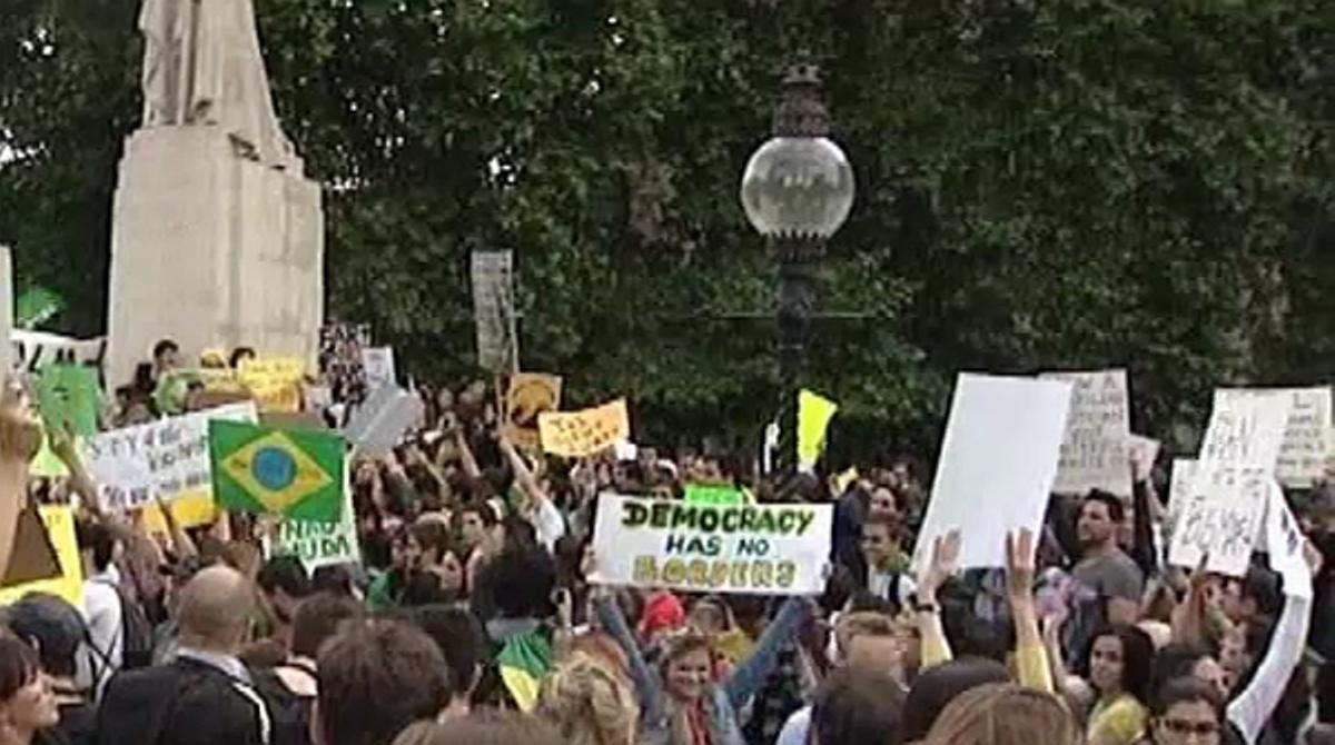 Al voltant de 1.500 persones s’han manifestat en suport a les protestes del Brasil.