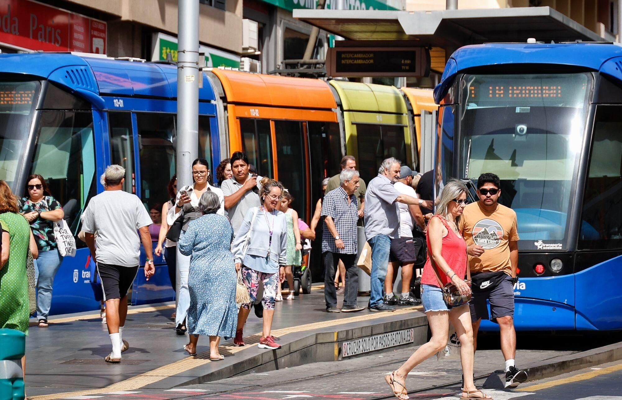 Colas en las paradas del tranvía en Tenerife
