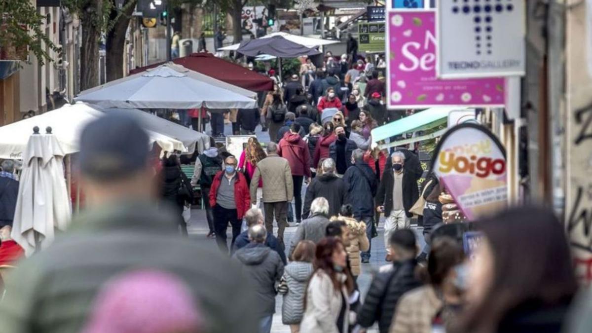 Alta densidad de paseantes por la calle Oms.  | GUILLEM BOSCH