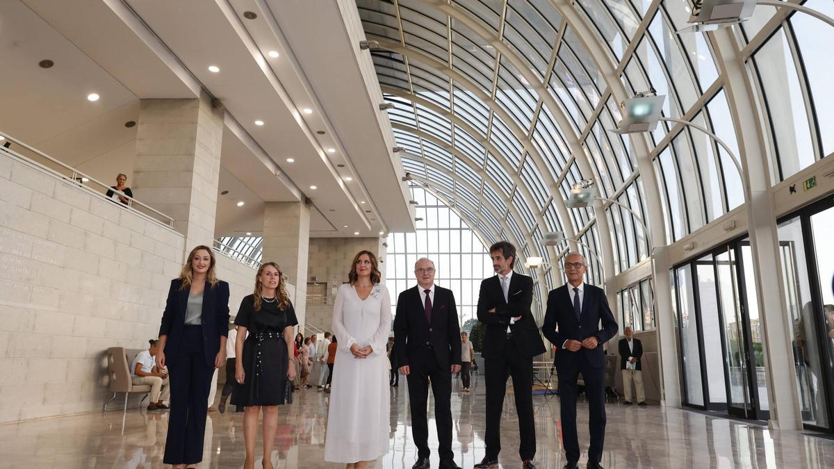 La alcaldesa María José Catalá con sus concejales y el director del Palau de la Música, el día de su reapertura en octubre de 2023.