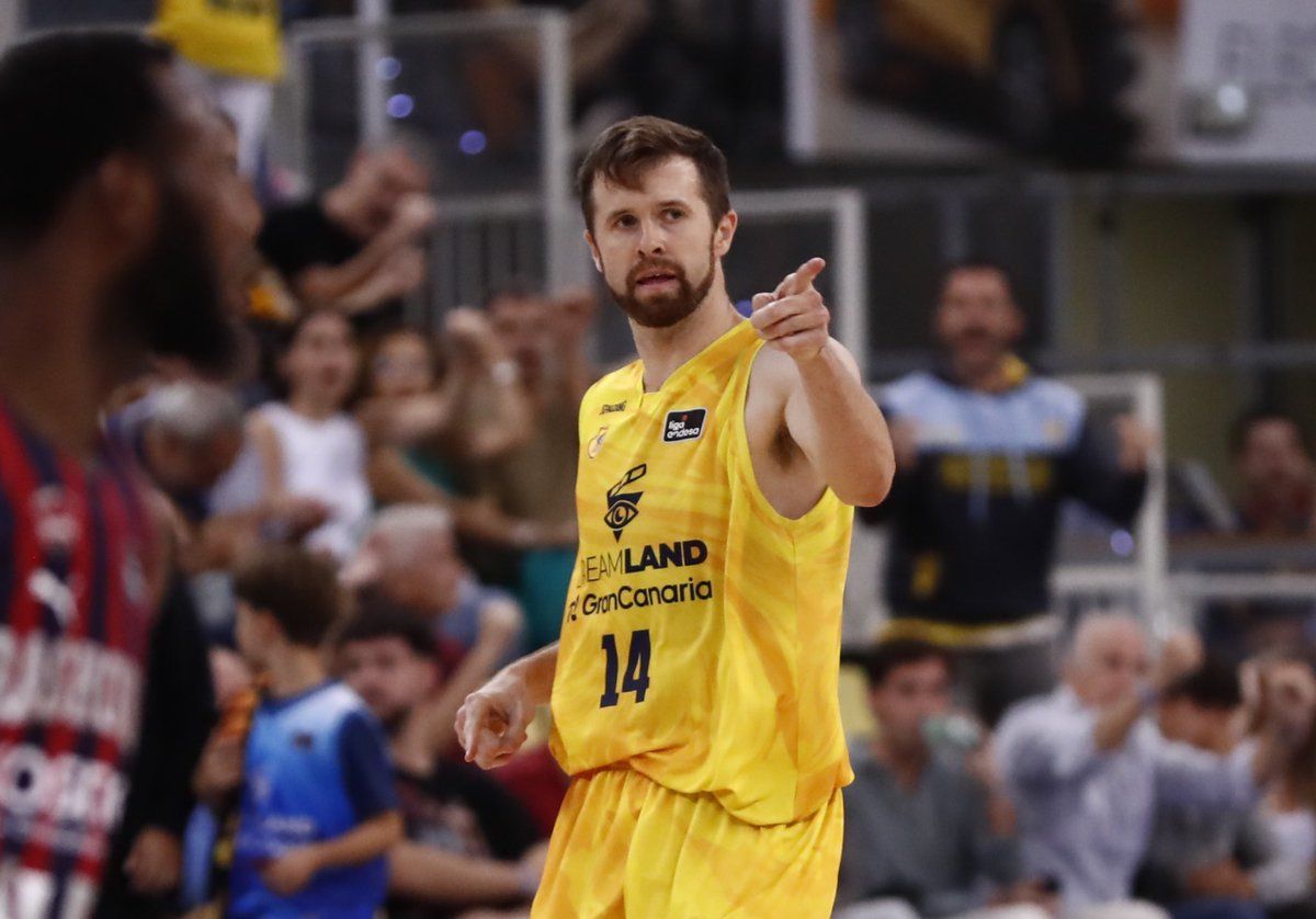 John Shurna jugando con el CB Gran Canaria ante el Baskonia, en la temporada 2024-25.