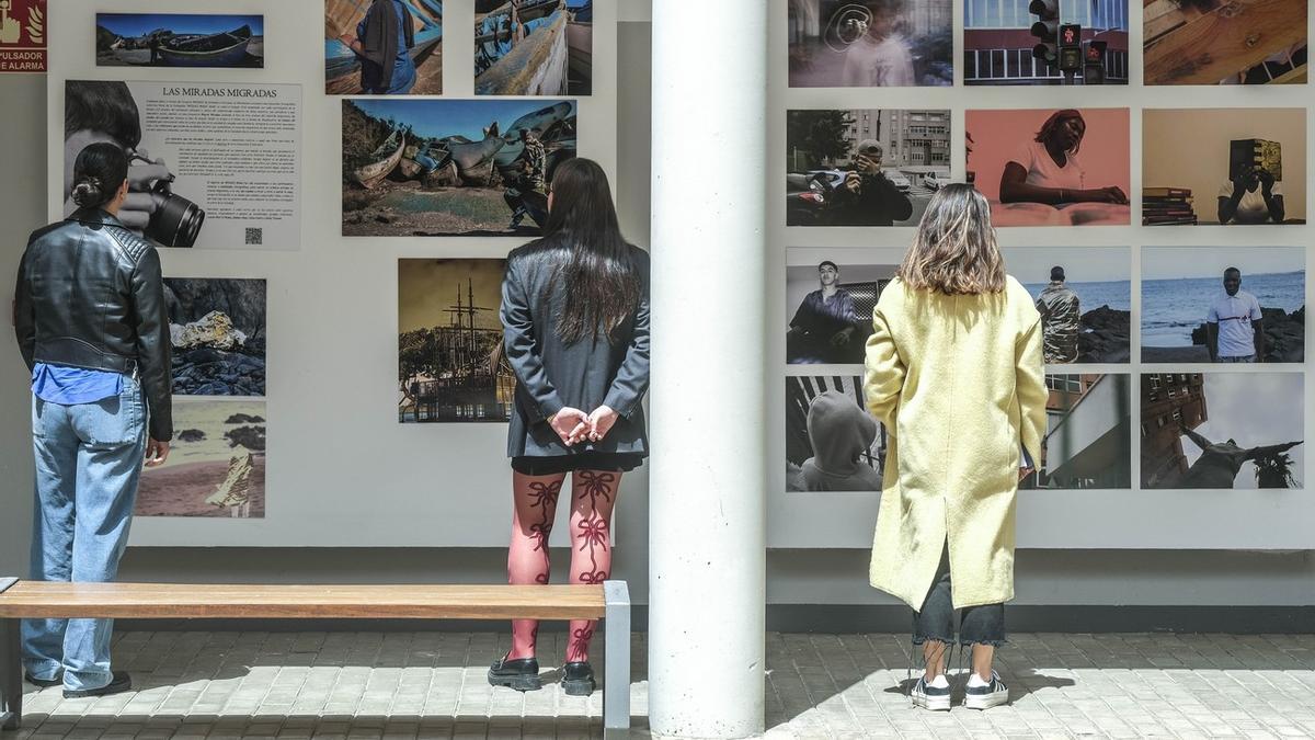 Exposición de fotografías 'Las miradas migradas', el barrio de Schamann, en Las Palmas de Gran Canaria.