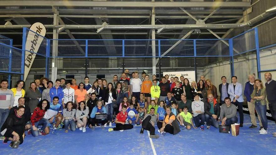 Participantes en el torneo posan en una foto de familia junto a Maxi Sánchez y Victoria Iglesias.