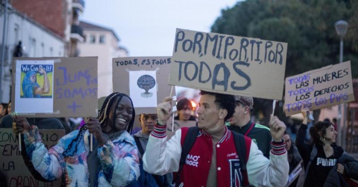 Manifestantes exhibiendo carteles en la manifestación del 8M en Sabadell