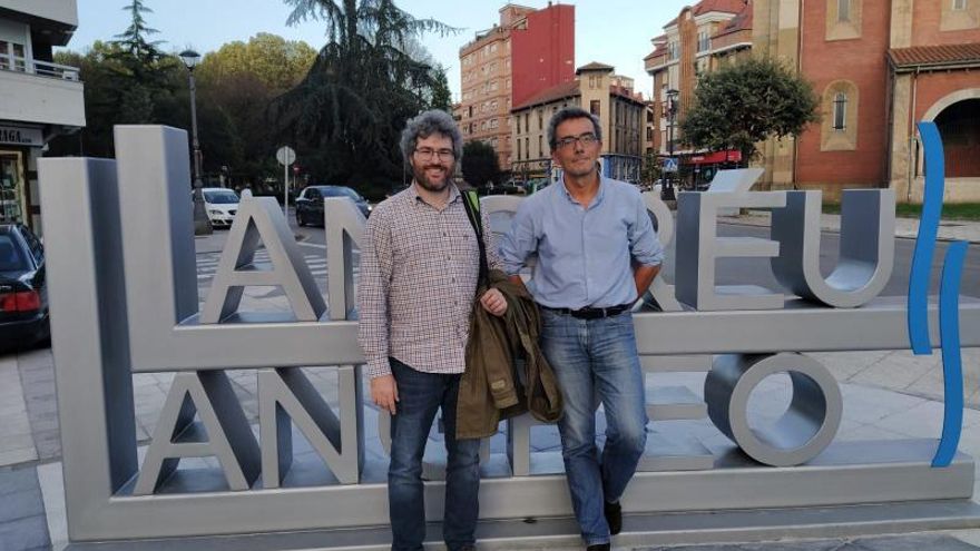 Ícaro Obeso y Manuel Carrero de Roa, ayer en La Felguera, antes de la charla que impartieron. | M. Á. G.